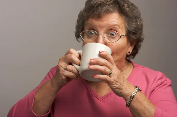 Femme âgée aime son café — Photo