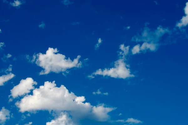 宁静的云层和深蓝色的天空 — 图库照片
