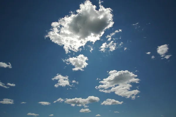 Nuvens tranquilas e céu azul profundo — Fotografia de Stock