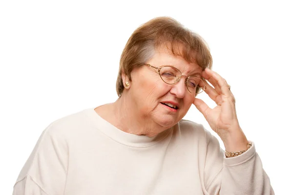 Ανώτερος γυναίκα με πόνο κεφάλι που απομονώνονται σε λευκό — Φωτογραφία Αρχείου