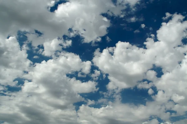 Ruhige Wolken und tiefblauer Himmel — Stockfoto