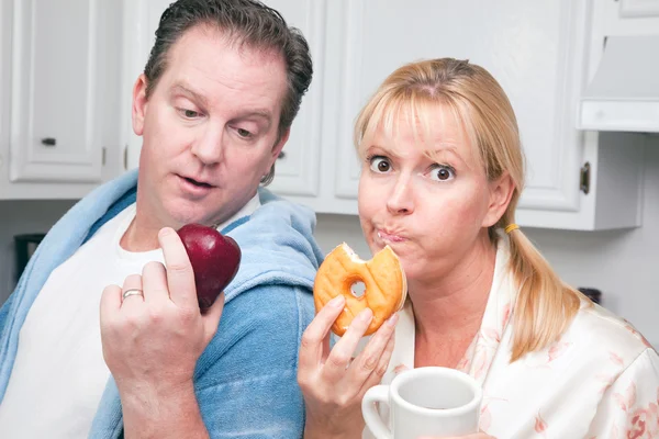 Couple en Cuisine avec Fruits et Donuts — Photo
