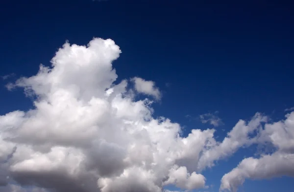 Rustige wolken en diep blauwe hemel — Stockfoto