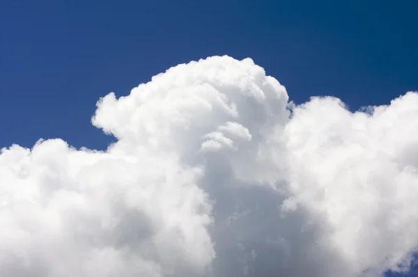 Спокойный облака и глубокое синее небо — стоковое фото