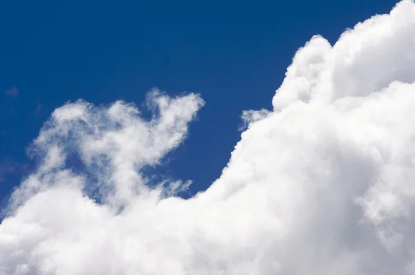 Sakin bulutlar ve derin mavi gökyüzü — Stok fotoğraf