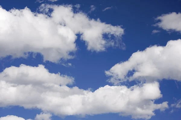 Спокойный облака и глубокое синее небо — стоковое фото