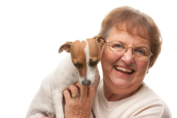 Счастливая пожилая женщина с щенком — стоковое фото
