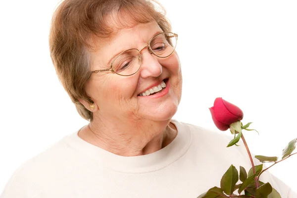 Atractiva mujer mayor con rosa roja aislada o — Foto de Stock
