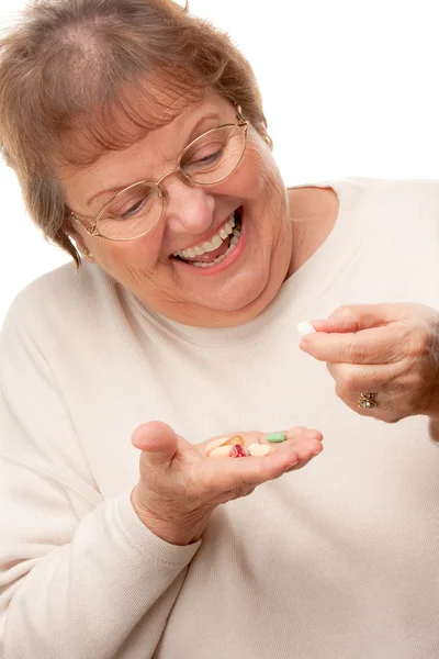 Atractiva mujer mayor toma pastillas — Foto de Stock