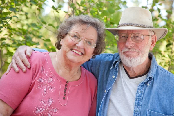 Liefdevolle senior koppel genieten van de buitenlucht samen — Stockfoto