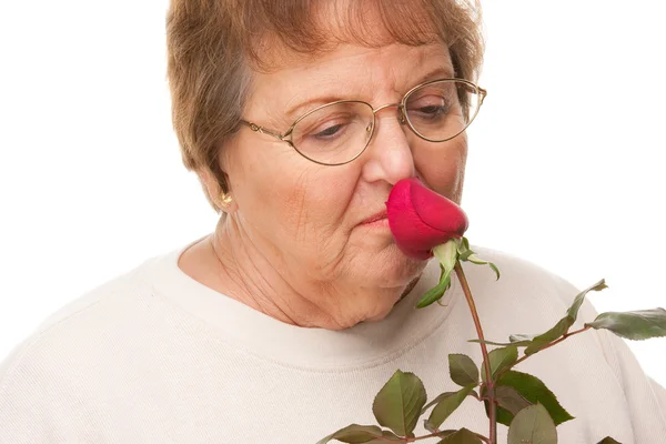 Aantrekkelijke senior vrouw met rode roos — Stockfoto