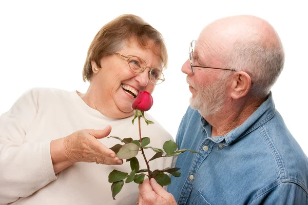 Счастливая пожилая пара с красной розой — стоковое фото