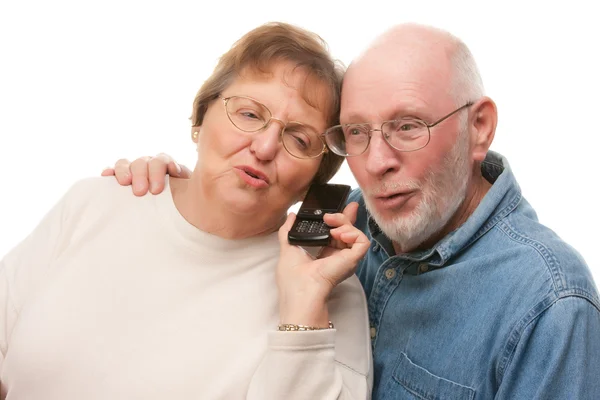 Seniorenpaar benutzt Handy auf Weiß — Stockfoto