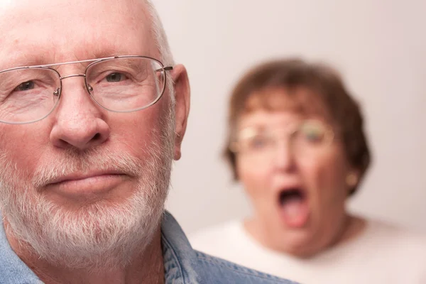 Arg äldre par i en fruktansvärd kamp — Stockfoto