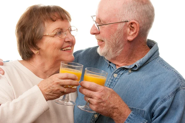 Portakal suyu ile kıdemli mutlu çift — Stok fotoğraf