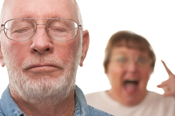 Wütendes Senioren-Paar in einem schrecklichen Streit — Stockfoto