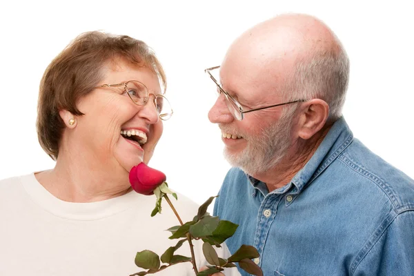 Glückliches Seniorenpaar mit roter Rose — Stockfoto