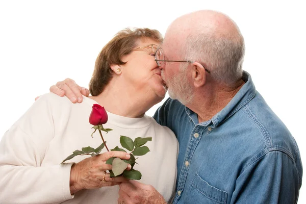 Baciare anziani coppia con rosa rossa — Foto Stock
