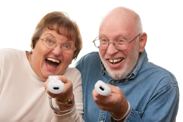 Divertido casal sênior com controladores de jogos — Fotografia de Stock