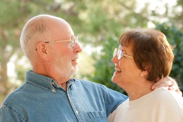 Szczęśliwy uśmiechający się starszy para portret — Zdjęcie stockowe