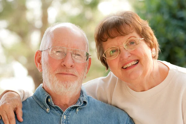 Glada leende äldre par porträtt — Stockfoto