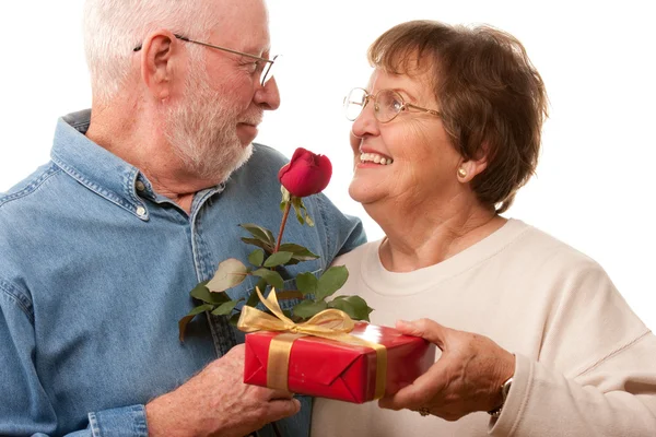 Šťastný starší pár s dar a červená — Stock fotografie