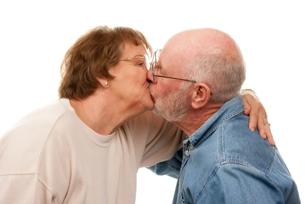 Affettuoso anziano coppia baci — Foto Stock
