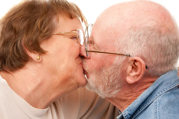 Affectueux couple de personnes âgées baisers — Photo