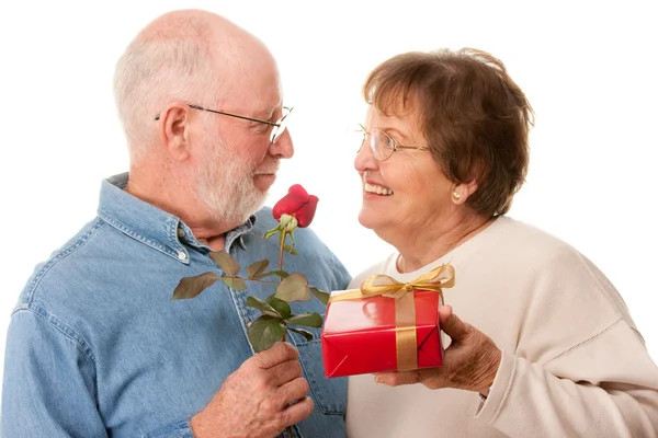 Casal Sênior feliz com presente e vermelho — Fotografia de Stock