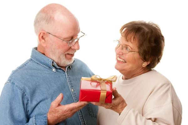 행복 한 노인 부부 흰색 절연 선물 교환 — 스톡 사진