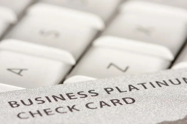 Business kreditkort på laptop — Stockfoto