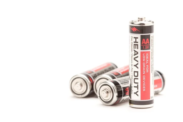 Gruppo di batterie AA resistenti su schienale bianco — Foto Stock