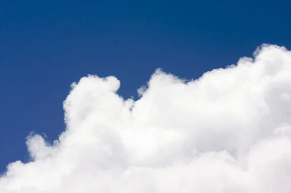 Белые кучевые облака у берега — стоковое фото