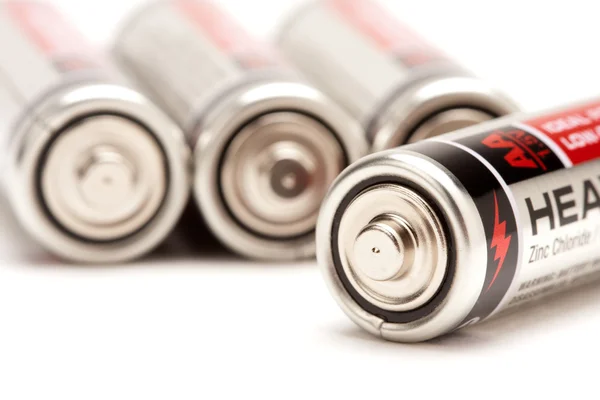 Batterie AA resistenti su sfondo bianco . — Foto Stock