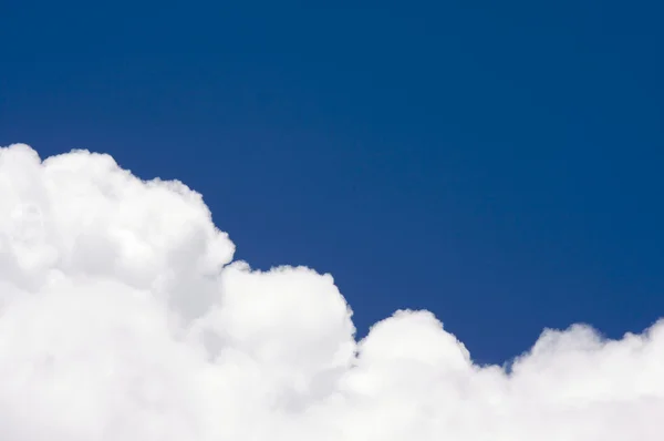 Драматичні хмари на красиві Синє небо — стокове фото