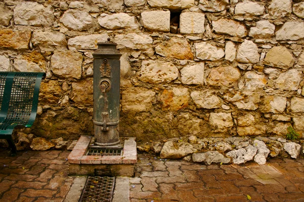 Antiga parede de tijolo e bomba de água — Fotografia de Stock