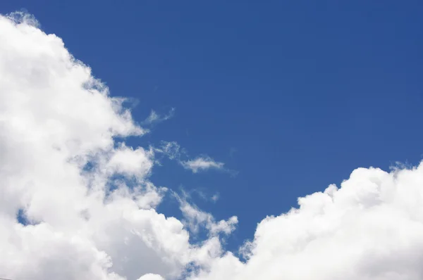 Nuvens dramáticas em um céu azul bonito — Fotografia de Stock