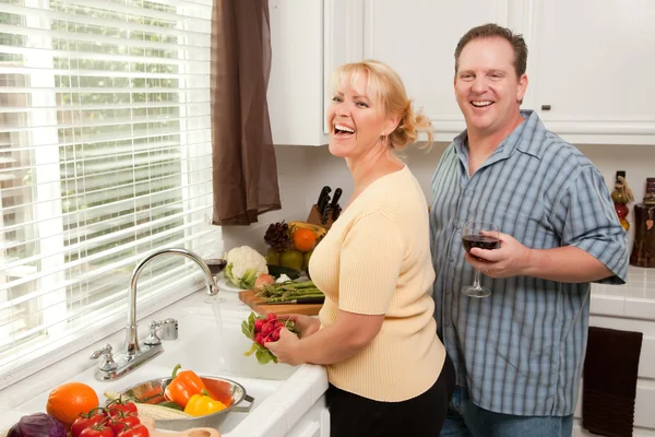 Glückliches Paar genießt die Zubereitung des Essens — Stockfoto