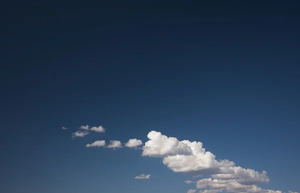 Dramatische Wolken am schönen blauen Himmel — Stockfoto