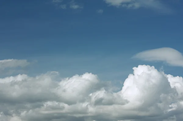 Dramatische Wolken am schönen blauen Himmel — Stockfoto