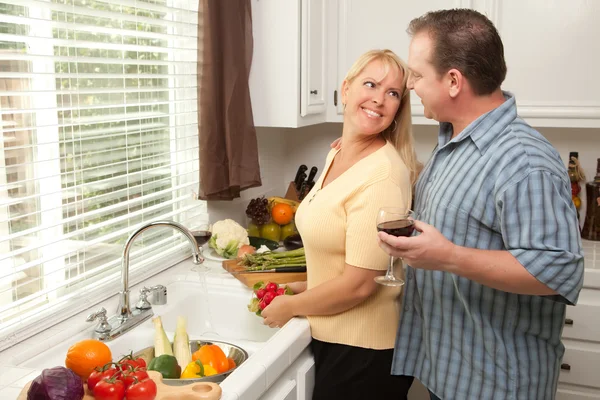 Glückliches Paar genießt die Zubereitung des Essens — Stockfoto