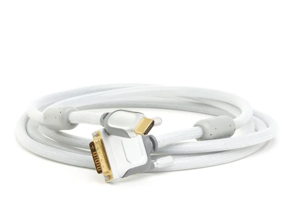 Spirálový hdmi kabel makro na bílém pozadí. — Stock fotografie