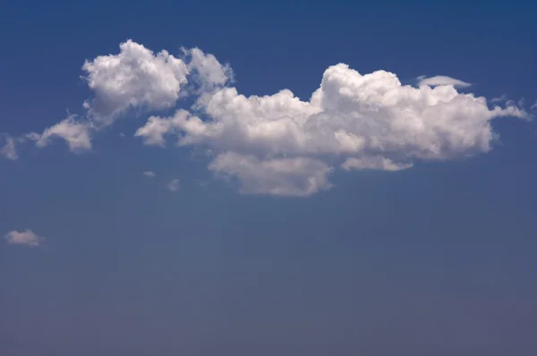 Schöne Wolken an einem bunten, dramatischen Himmel — Stockfoto