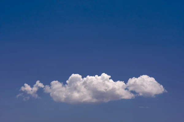 Nuvens bonitas em um céu colorido e dramático — Fotografia de Stock