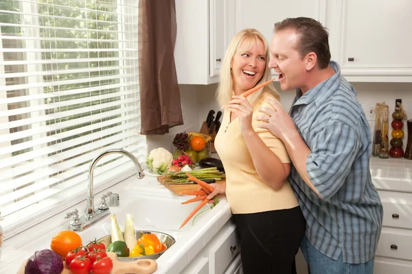 Щаслива пара насолоджуючись приготуванням їжі — стокове фото