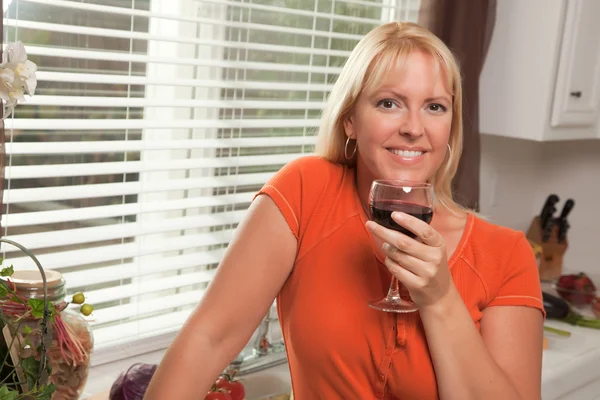 ワインのガラスと魅力的なブロンド — ストック写真