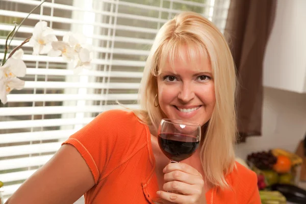 ワインのガラスと魅力的なブロンド — ストック写真