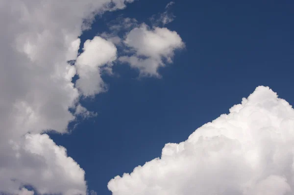 Belle nuvole su un cielo colorato e drammatico — Foto Stock