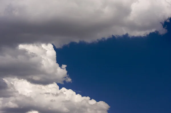 Belle nuvole su un cielo colorato e drammatico — Foto Stock