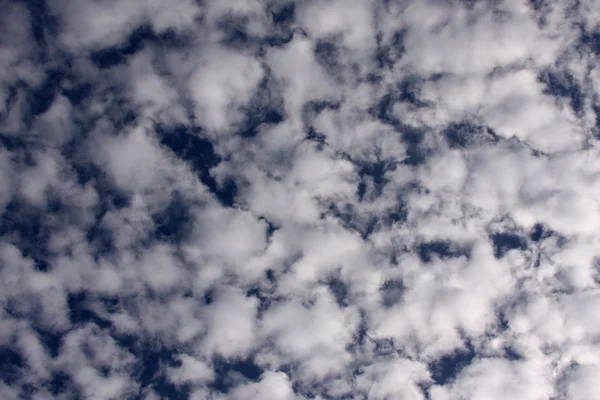 Nuvole drammatiche su un bel cielo blu — Foto Stock